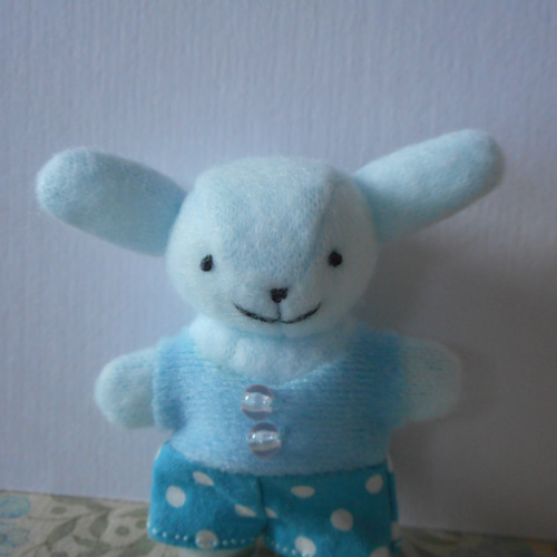 水色ウサギのキーホルダー(ズボンの洋服付き) ぬいぐるみ kabebe 通販