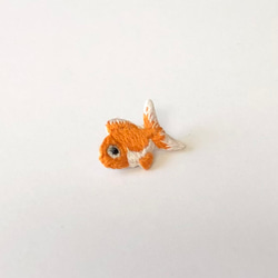 さり気なく優雅に♪金魚の刺繍ピアス/イヤリング 2枚目の画像