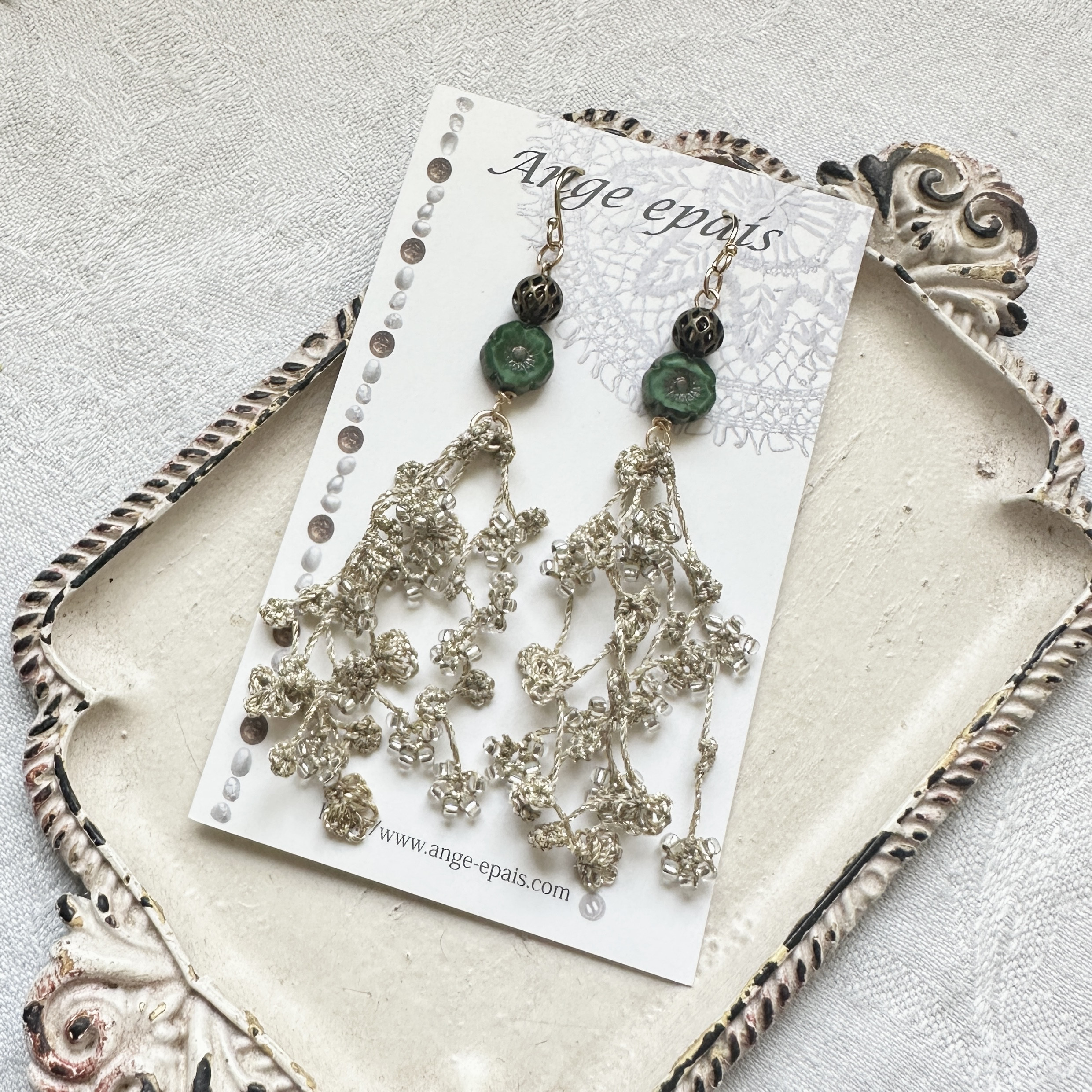 送料無料＊ビーズを編み込んだタティングレースのお花ボリューミーピアス14kgf（イヤリング）グリーンビーズ