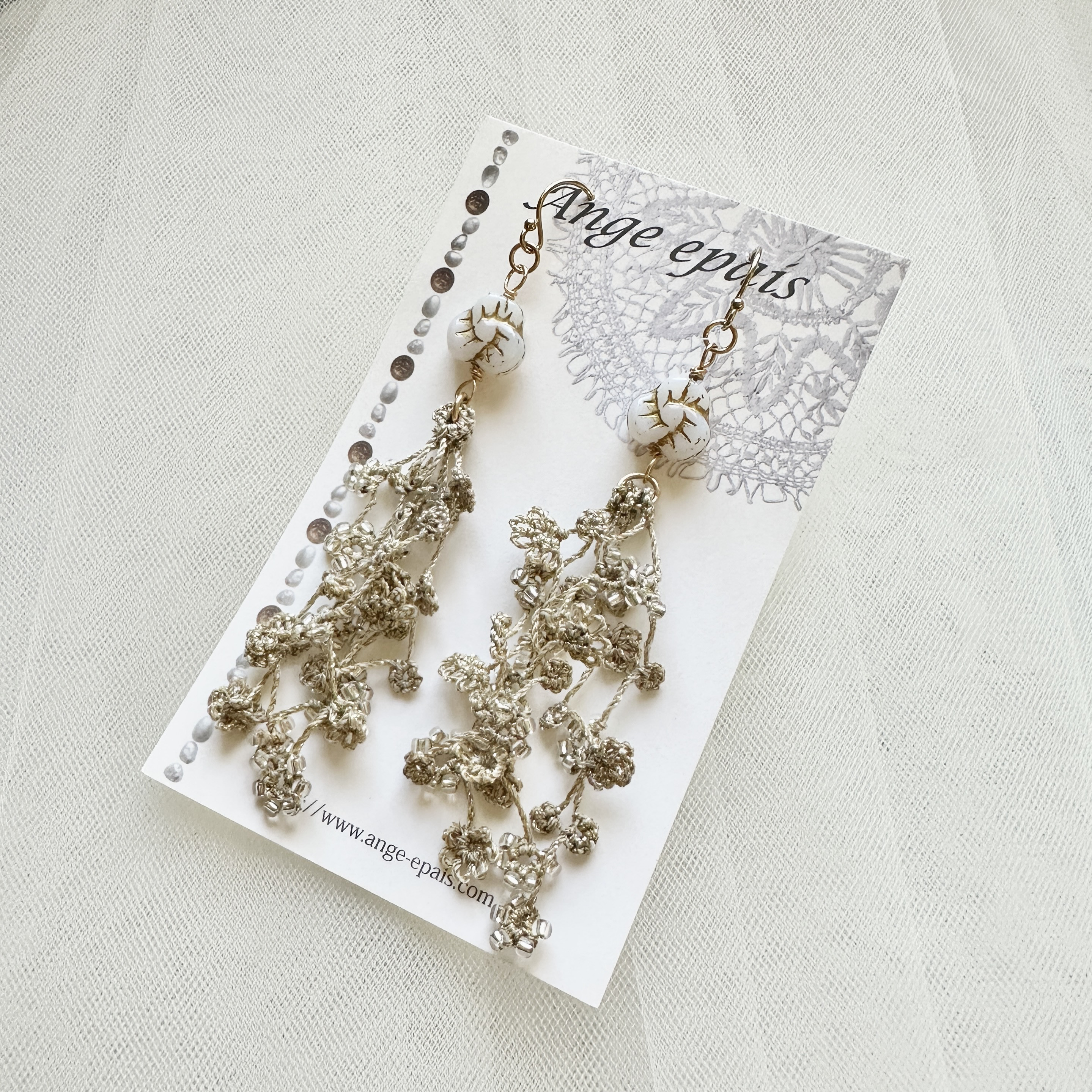 ビーズを編み込んだタティングレースのお花ボリューミーピアス14KGF（イヤリング）ホワイトビーズ