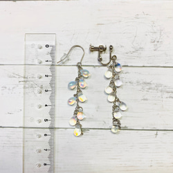 オーロラドロップチェコビーズのイヤリング 5枚目の画像