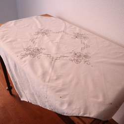 ドイツの手仕事/淡いアイボリー色の生地にバラのお花の手刺繍 テーブルクロス　未使用品 (ヴィンテージ) 3枚目の画像
