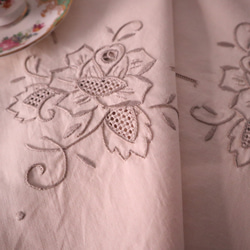 ドイツの手仕事/淡いアイボリー色の生地にバラのお花の手刺繍 テーブルクロス　未使用品 (ヴィンテージ) 12枚目の画像
