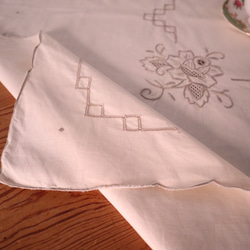ドイツの手仕事/淡いアイボリー色の生地にバラのお花の手刺繍 テーブルクロス　未使用品 (ヴィンテージ) 9枚目の画像