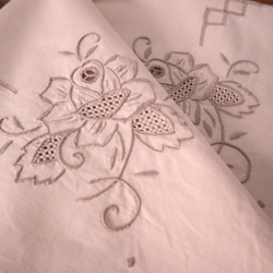 ドイツの手仕事/淡いアイボリー色の生地にバラのお花の手刺繍 テーブルクロス　未使用品 (ヴィンテージ) 17枚目の画像