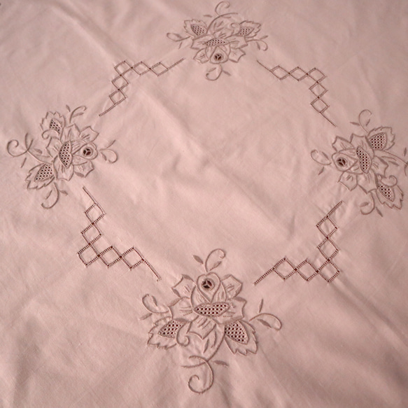 ドイツの手仕事/淡いアイボリー色の生地にバラのお花の手刺繍 テーブルクロス　未使用品 (ヴィンテージ) 5枚目の画像