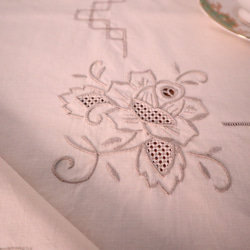 ドイツの手仕事/淡いアイボリー色の生地にバラのお花の手刺繍 テーブルクロス　未使用品 (ヴィンテージ) 10枚目の画像