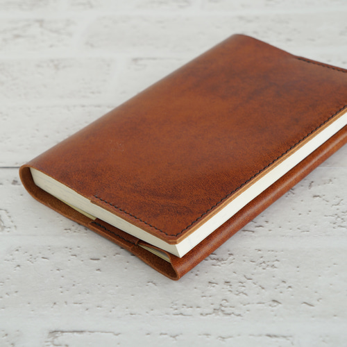 キャメルカラーの革製ブックカバー（文庫、A6サイズ） ブックカバー