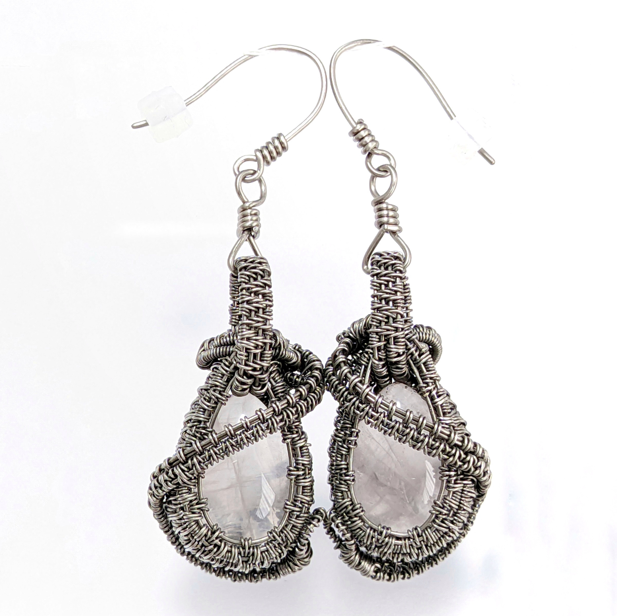 ローズクォーツのイヤリング チタンワイヤーで金属アレルギー対応