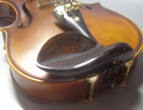 バイオリン顎あてストラド型　縞黒檀 4枚目の画像