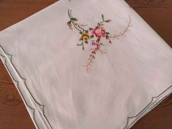 フランスの手仕事/色彩豊かなバラの手刺繍 クロスステッチ 生地 テーブルクロス (ヴィンテージ) 2枚目の画像