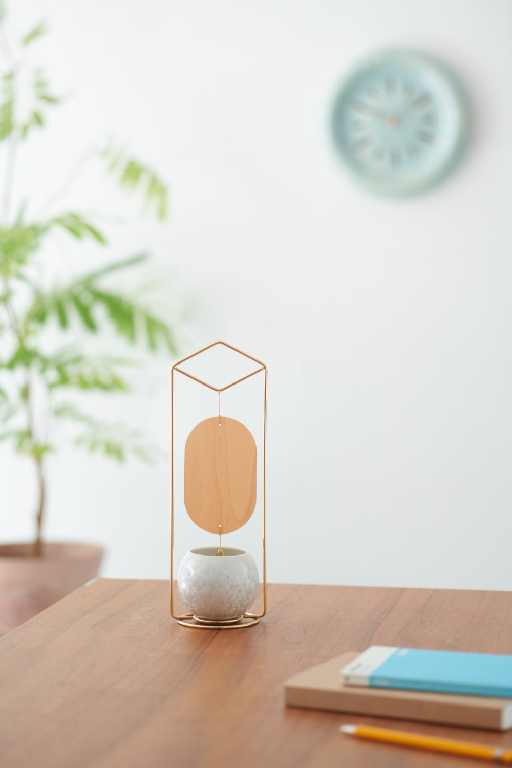 涼やかな音色が耳に心地よい・・涼の音（すずのね）・花結晶（白）置型風鈴（金）  磁器