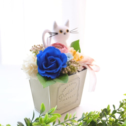 花と猫 (ブルー系)プリザーブドフラワーアレンジメント 猫  フラワーギフト 花  猫好き プレゼント お供え No.4 4枚目の画像