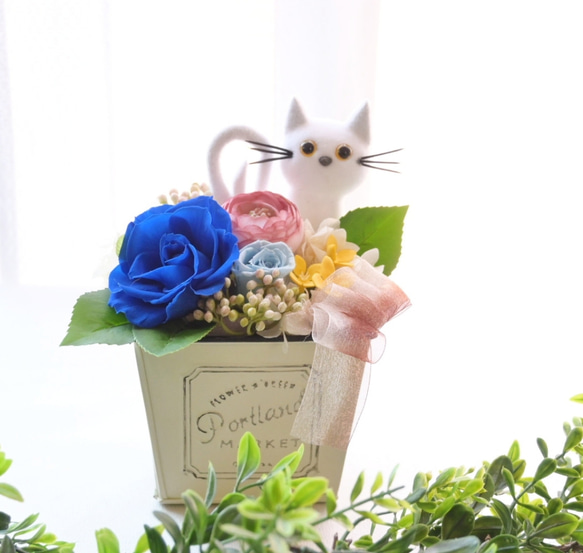 花と猫 (ブルー系)プリザーブドフラワーアレンジメント 猫  フラワーギフト 花  猫好き プレゼント お供え No.4 2枚目の画像