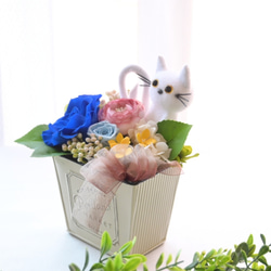 花と猫 (ブルー系)プリザーブドフラワーアレンジメント 猫  フラワーギフト 花  猫好き プレゼント お供え No.4 5枚目の画像
