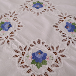 ドイツの手仕事/爽やかな青いお花の手刺繍とバテンレースがあしらわれた生地 テーブルクロス (ヴィンテージ リメイク素材） 5枚目の画像