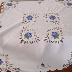 ドイツの手仕事/爽やかな青いお花の手刺繍とバテンレースがあしらわれた生地 テーブルクロス (ヴィンテージ リメイク素材） 3枚目の画像