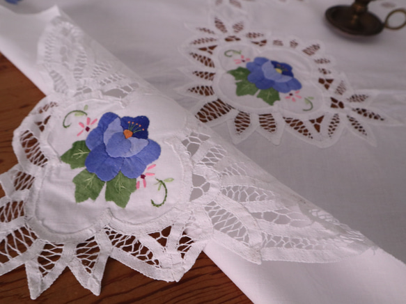 ドイツの手仕事/爽やかな青いお花の手刺繍とバテンレースがあしらわれた生地 テーブルクロス (ヴィンテージ リメイク素材） 7枚目の画像