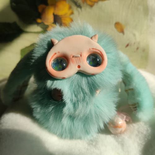 タケトミブルー蓄光ガラス アートドール 幻獣 うさぎぬいぐるみ 琉球