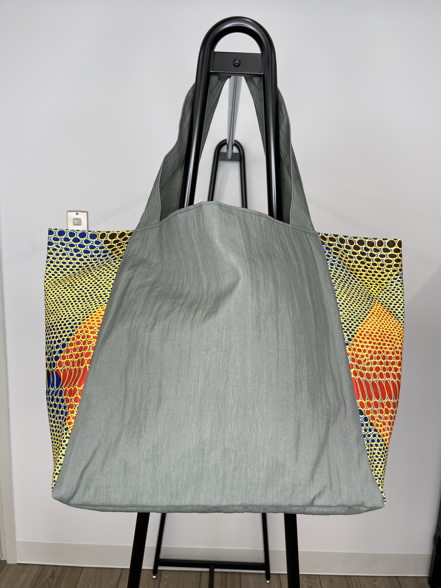 7900円！アフリカントートバッグ ♦ アウトドアで役立つ大きさ♪ ♦ アフリカ × スモーキーカーキ