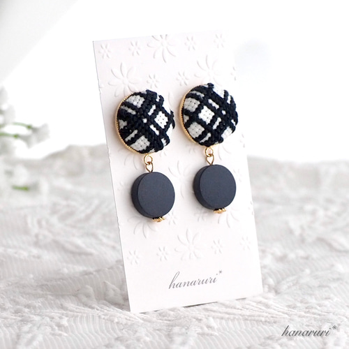 イヤリング チェック柄・刺繍のイヤリングorピアス《ミッドナイトブルー
