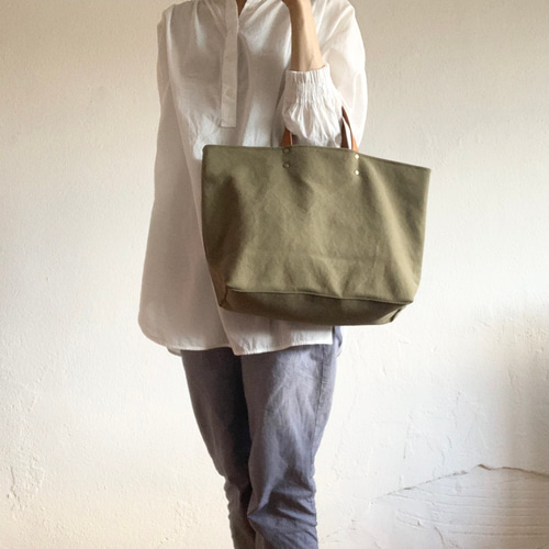 柔らかヴィンテージ感のあるトートバッグ[カーキ]・革の持ち手 トート