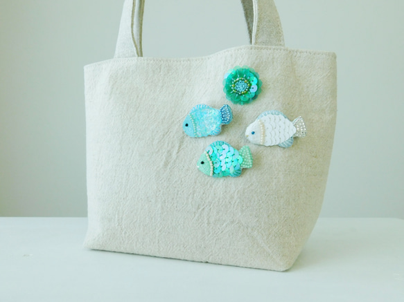 キラキラ鱗の青いお魚　刺繍ブローチ　【受注製作】 8枚目の画像