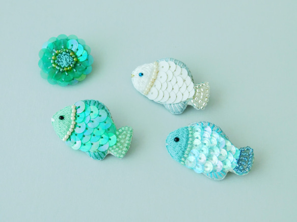 キラキラ鱗の青いお魚　刺繍ブローチ　【受注製作】 7枚目の画像