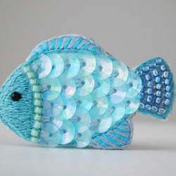 キラキラ鱗の青いお魚　刺繍ブローチ　【受注製作】 2枚目の画像