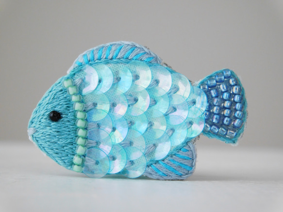 キラキラ鱗の青いお魚　刺繍ブローチ　【受注製作】 2枚目の画像