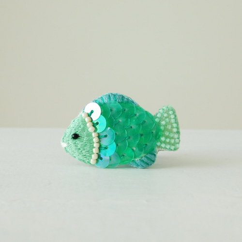キラキラ鱗の緑のお魚 刺繍ブローチ 【受注製作】 ブローチ 手刺繍小物  