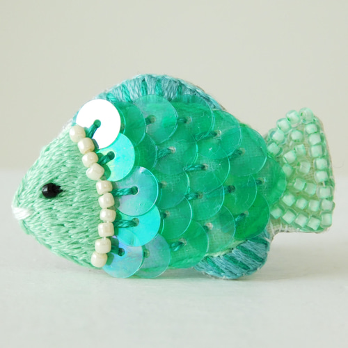 キラキラ鱗の緑のお魚 刺繍ブローチ 【受注製作】 ブローチ 手刺繍小物  