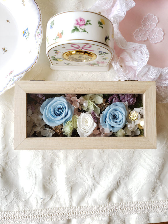 【再販】心晴れやかに　晴れやかブルー　プリザーブドフラワー　バラ　パウダーブルー　ホワイト　紫陽花アレンジメント 5枚目の画像