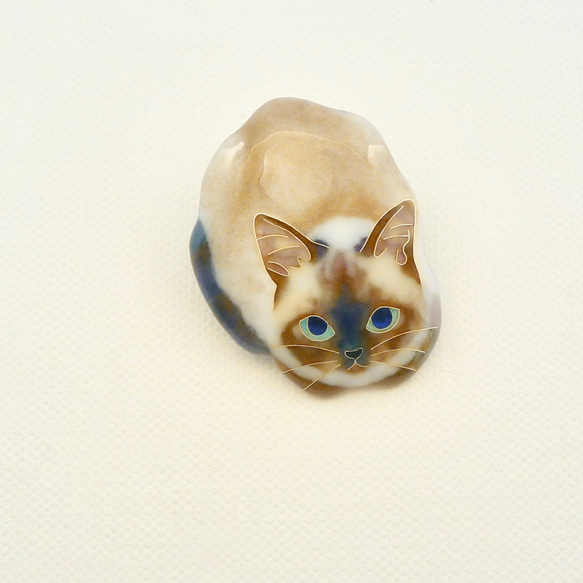 七宝焼きのピンブローチ＊香箱座りのシャム猫 7枚目の画像
