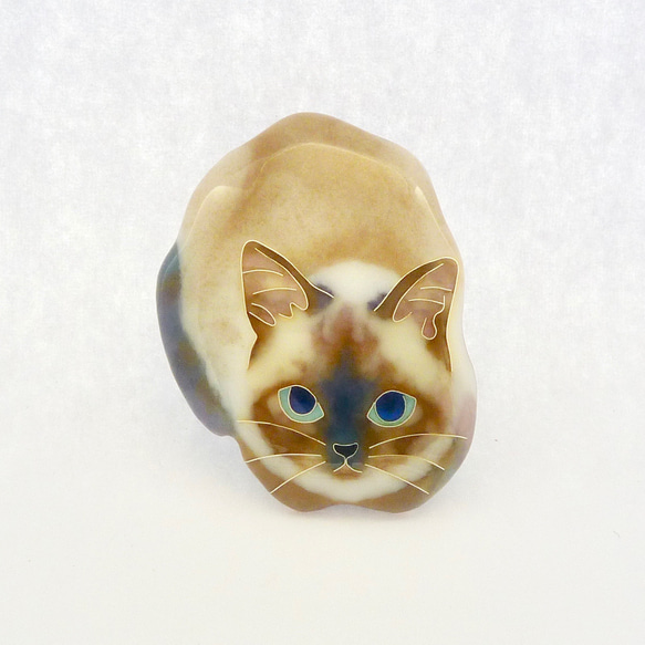 七宝焼きのピンブローチ＊香箱座りのシャム猫 3枚目の画像