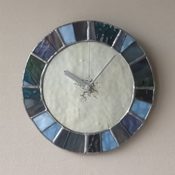 青と銀箔のガラスの掛け時計 1枚目の画像