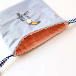オニオオハシの刺繍巾着バッグ 4枚目の画像