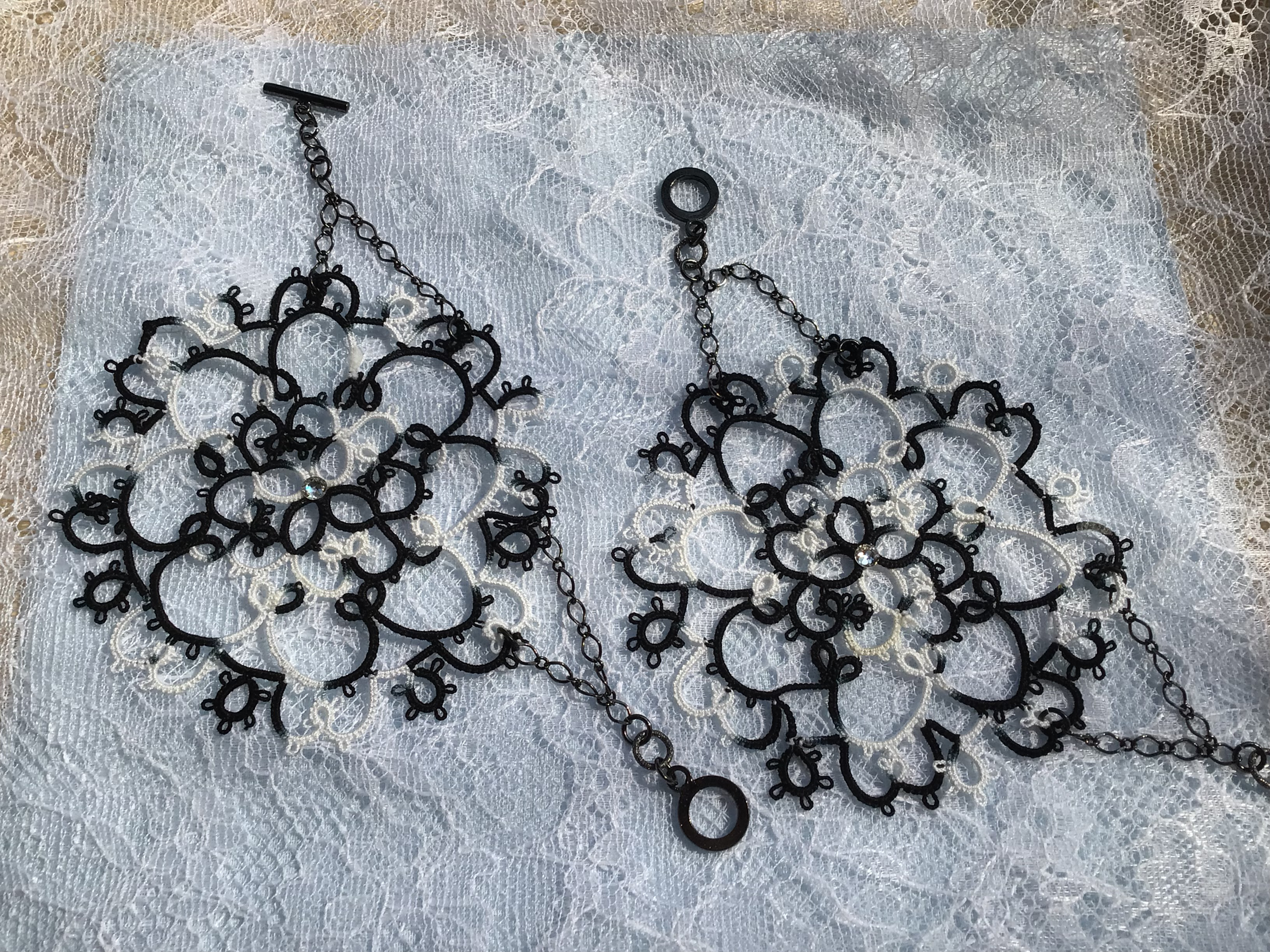 タティングレースのカフブレスレット