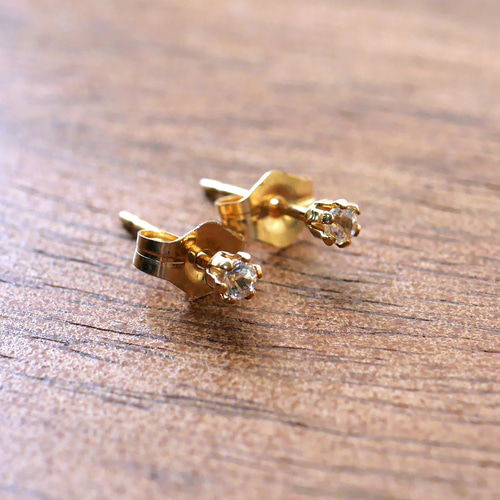 ピアス☆ロシア産フェナカイト（2mm）14kgf ピアス（スタッド