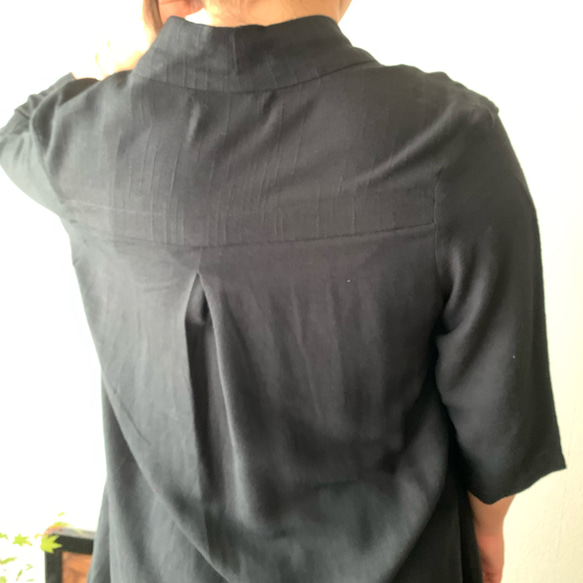 襟元から裾への流れるラインが美しい　リネンレーヨンチュニックブラウス　黒 12枚目の画像