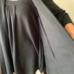 襟元から裾への流れるラインが美しい　リネンレーヨンチュニックブラウス　黒 13枚目の画像