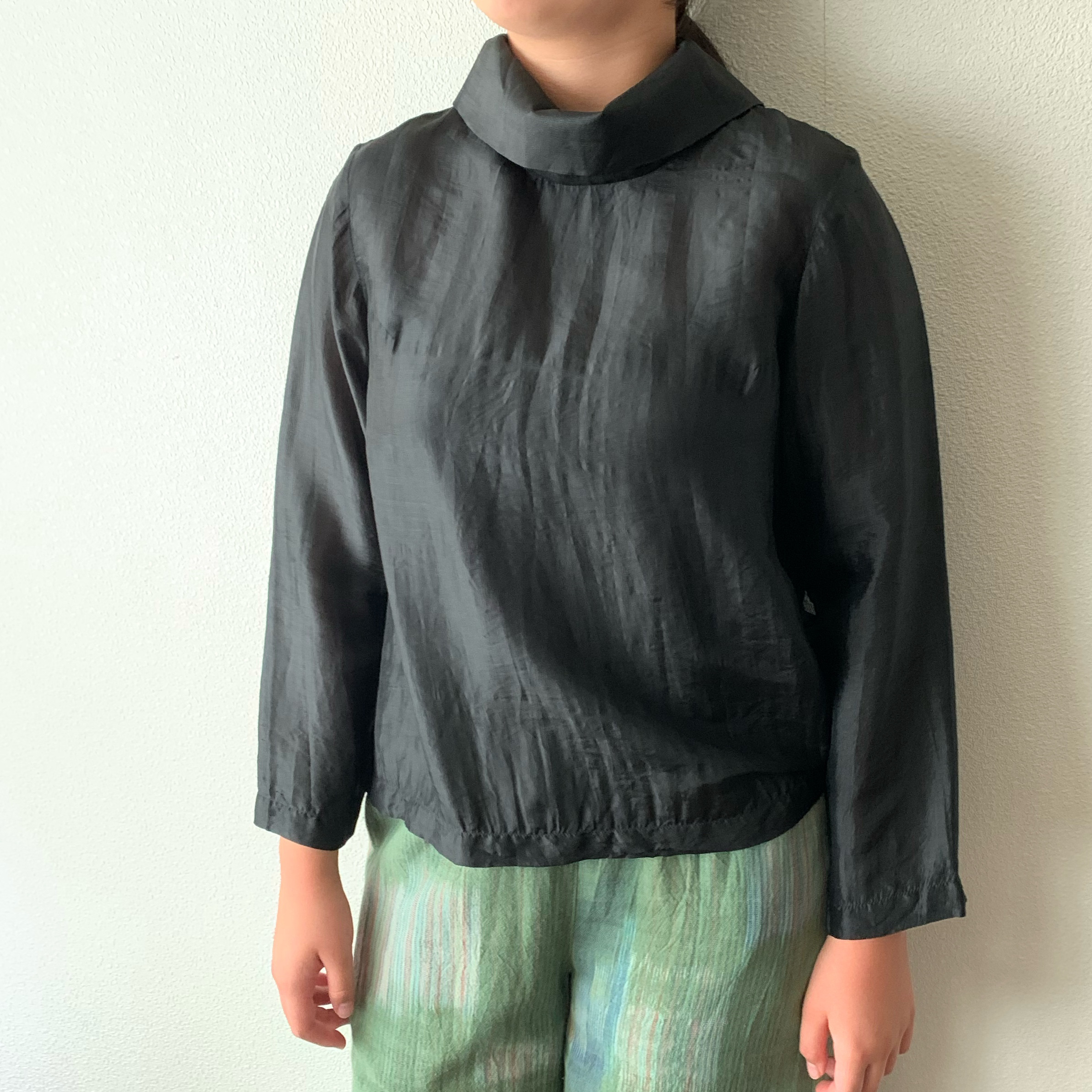 シルクのシンプルハイネック長袖ブラウス　インナーでも一枚でも着こなし自由　黒色