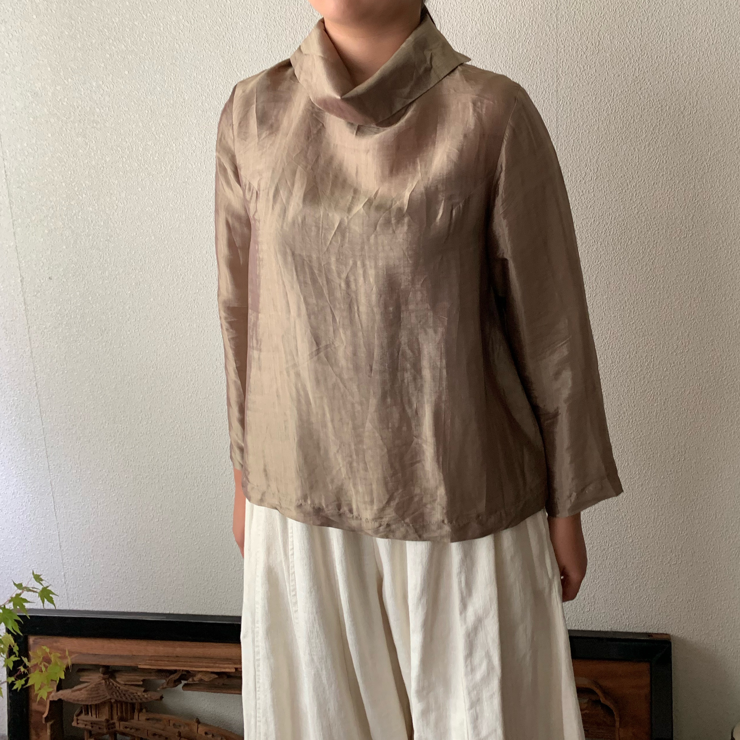 シルクのシンプルハイネック長袖ブラウス　インナーでも一枚でも着こなし自由　カーキ色