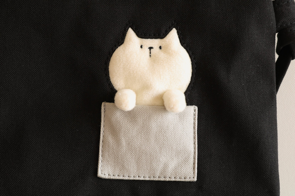 ポケットに猫が入っているポシェット（白猫　ブラック） 3枚目の画像