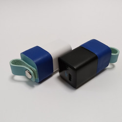 プラグが折りたためない充電器のレザーケース　プラグカバー＆コードクリップ　ケーブルクリップ　ロイヤルブルー×ペールブルー 2枚目の画像