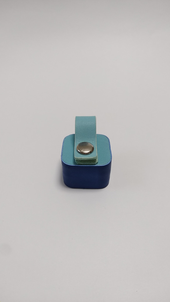 プラグが折りたためない充電器のレザーケース　プラグカバー＆コードクリップ　ケーブルクリップ　ロイヤルブルー×ペールブルー 3枚目の画像