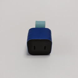 プラグが折りたためない充電器のレザーケース　プラグカバー＆コードクリップ　ケーブルクリップ　ロイヤルブルー×ペールブルー 4枚目の画像