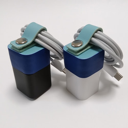プラグが折りたためない充電器のレザーケース　プラグカバー＆コードクリップ　ケーブルクリップ　ロイヤルブルー×ペールブルー 1枚目の画像