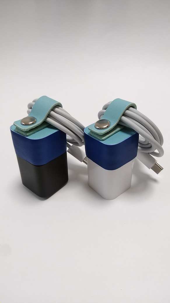 プラグが折りたためない充電器のレザーケース　プラグカバー＆コードクリップ　ケーブルクリップ　ロイヤルブルー×ペールブルー 1枚目の画像
