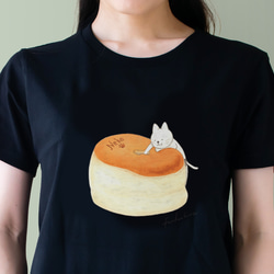 【Mサイズ】スフレチーズケーキとネコぱんのTシャツ 黒 レディース【短期発送】 1枚目の画像